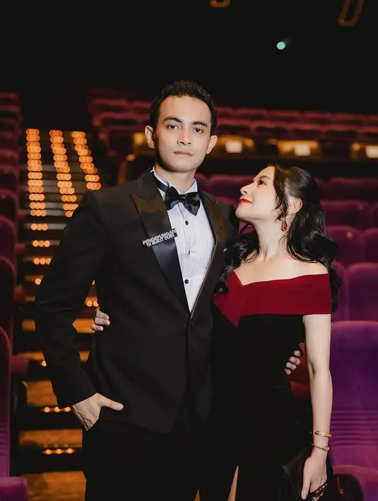 Dasi kupu-kupu dan pin Pengepungan di Bukit Duri jadi sentuhan klasik modern pada tampilan Omara [@prillylatuconsina96]