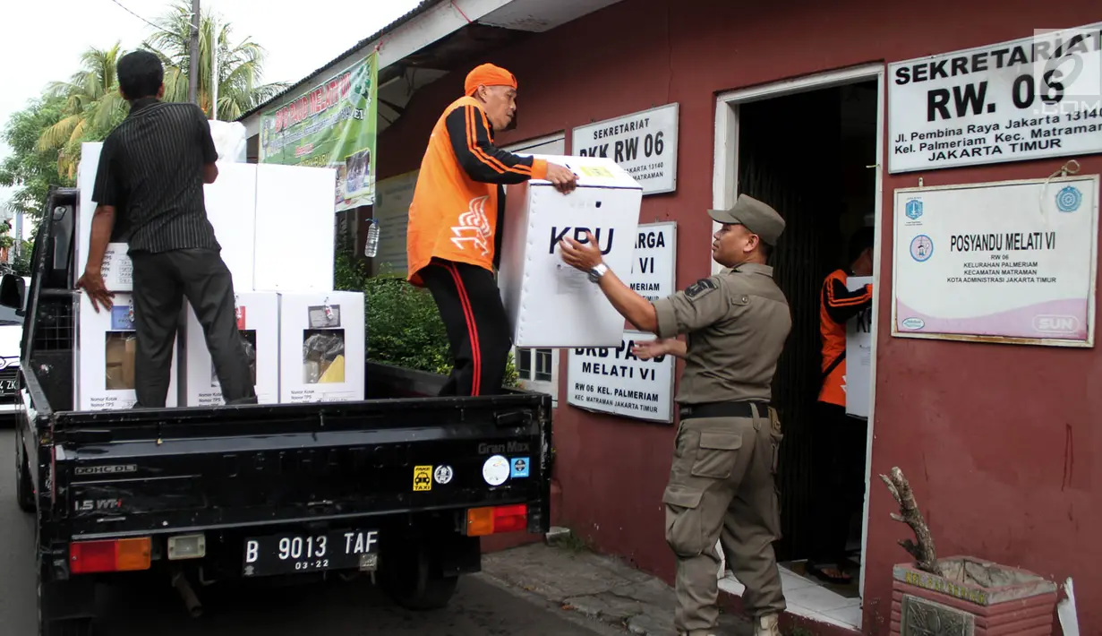 Petugas Satpol PP dan PPSU saat mendistribusikan logistik Pemilu 2019 ke wilayah RW di Kelurahan Palmeriam, Kecamatan Matraman, Jakarta, Selasa (16/4). Pendistribusian logistik pemilu 2019 untuk calon presiden dan legislatif sudah mencapai 99 persen. (merdeka.com/Iqbal S Nugroho)