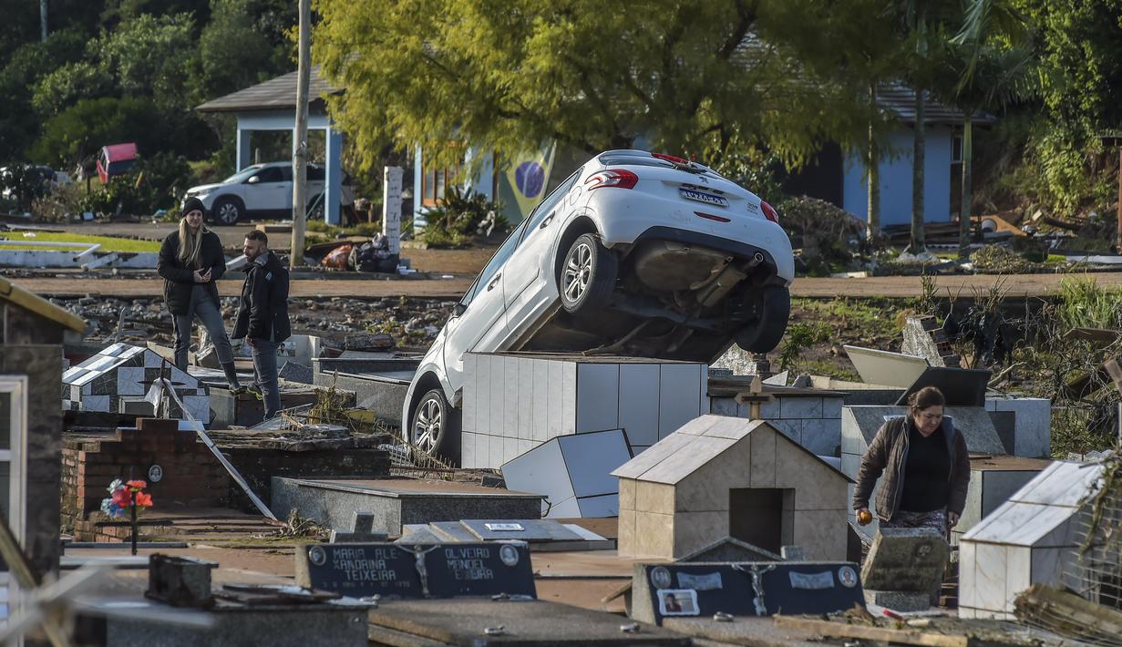 Topan yang sudah berlangsung sejak Kamis dan Jumat pekan ini membuat 2.330 orang mengalami kerusakan rumah dan 602 orang dievakuasi dari daerah berisiko.(AP Phto/Wesley Santos)