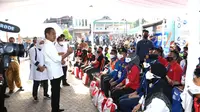 Presiden Jokowi mendengarkan curhatan warga di sela-sela kunjungan kerja ke Kota Baubau Provinsi Sulawesi Tenggara, Selasa (27/9/2022). (Foto: Biro Pers Sekretariat Presiden)