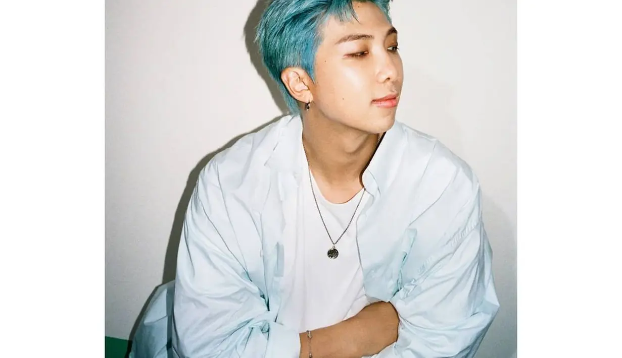 Cuttingan rambutnya yang dipadukan dengan warna biru cerah membuat penampilan RM menjadi cool dan lebih fresh/copyright instagram/bts.bighitofficial