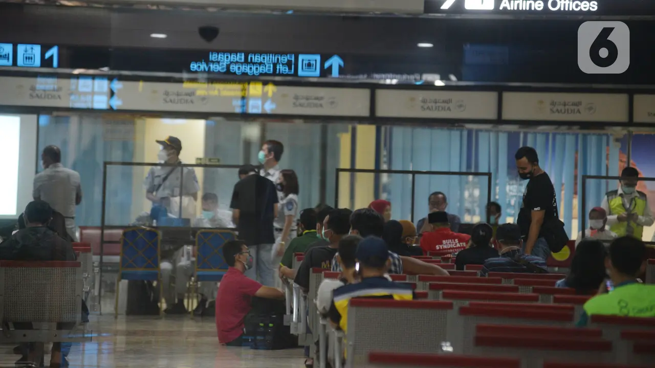 FOTO: Keluarga Korban Sriwijaya Air SJ 182 Mulai Mendatangi Crisis Center di Bandara Soetta