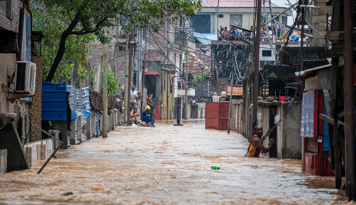 Hujan mengakibatkan Sungai Ndjili yang mengalir di kota berpopulasi 17 juta orang meluap pada Jumat (4/4/2025) malam. (Hardy BOPE/AFP)