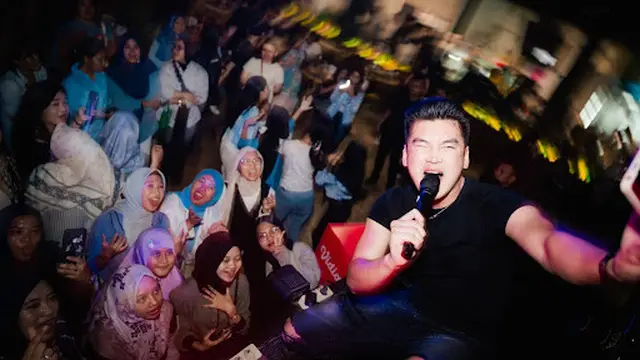 Nona Manis (Nyore Nyanyi Mantap Gratis) bareng cast Vidio Original Series Theo & Ruza. (dok. Vidio)