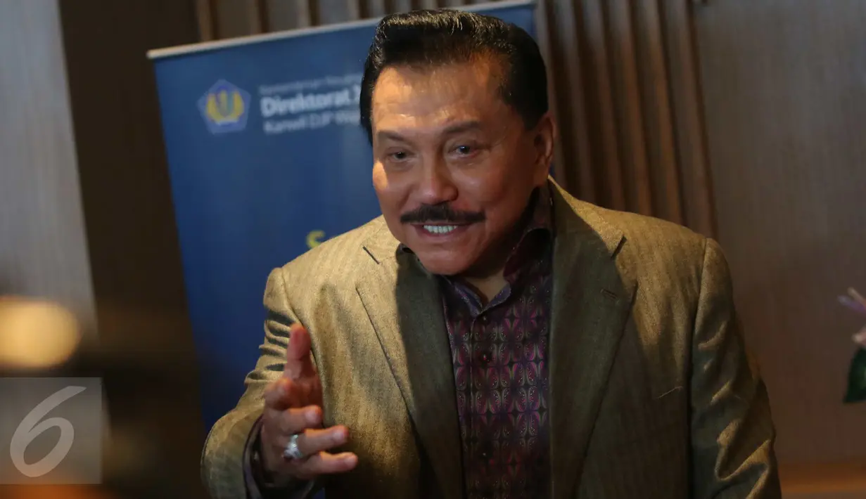 Mantan Kepala BIN, Hendropriyono memberikan keterangan kepada wartawan di KPP Sudirman, Jakarta Selatan, Rabu (21/9). Kedatangan Hendropriyono ke kantor untuk mendaftar pengampunan pajak (tax amnesty). (Liputan6.com/Angga Yuniar)
