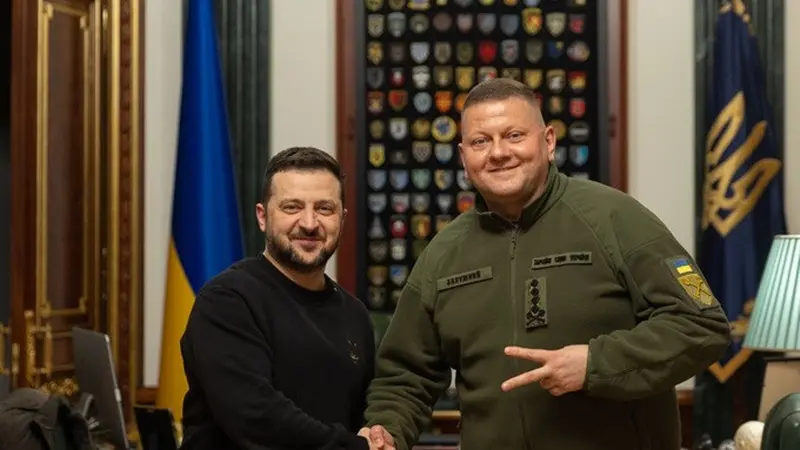 Presiden Ukraina Volodymyr Zelenskyy dan Valerii Zaluzhnyi