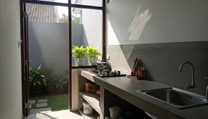 Konsep Dapur Terbuka Semi-Outdoor/Dapur Rumah Type 21 Ukuran 1,5x2 meter dengan Kompor Tanam dan Meja Cor (Sumber: gemini.com)
