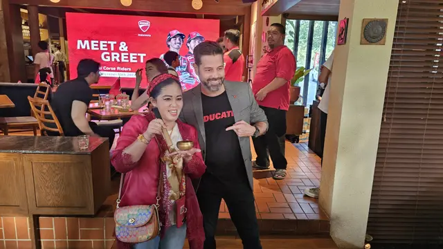 Rara berfoto bersama petinggi Ducati