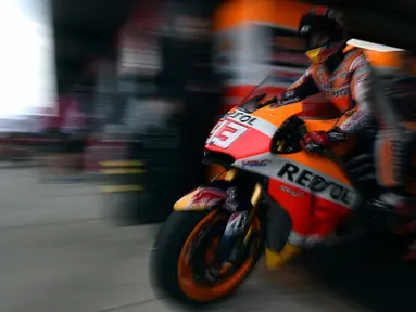 Pebalap Repsol Honda, Marc Marquez, saat meninggalkan pit lane dalam latihan bebas pertama MotoGP Australia di Sirkuit Phillip Island, Jumat (16/10/2015). (AFP Photo/Saeed Khan)