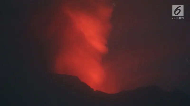 Sinar Api di Puncak Gunung Agung