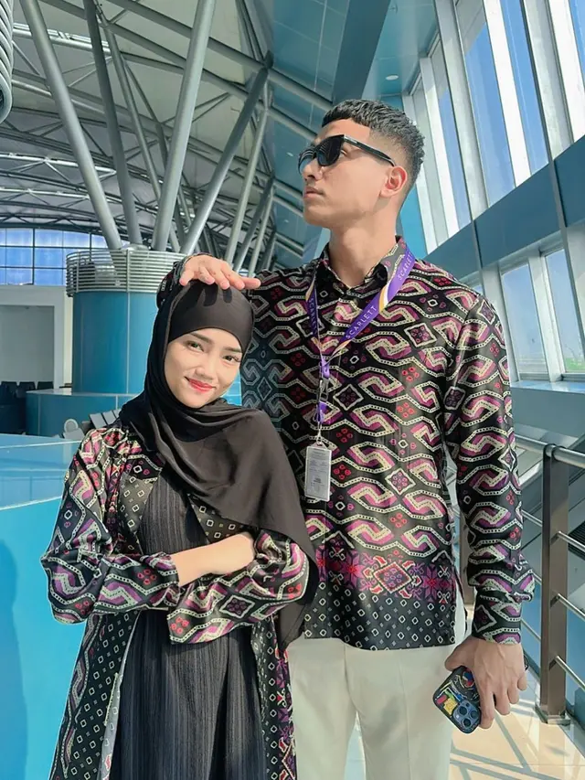 Potret Fuji Tampil Berhijab Saat Umroh
