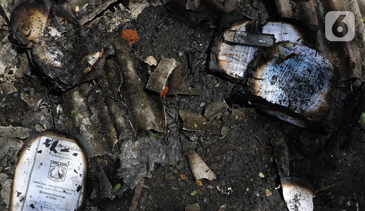 Sejumlah dokumen terbakar pasca kebakaran pemukiman di kawasan Manggarai, Jakarta, Minggu (18/12/2022). Kebakaran tersebut menghanguskan sekitar 50 rumah semi permanen yang ada di bantaran sungai Ciliwung. (Liputan6.com/Herman Zakharia)