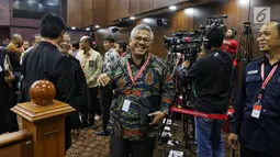Ketua KPU Arief Budiman tertawa saat mengikuti sidang ke-5 sengketa Pilpres 2019 di Gedung MK, Jakarta, Jumat (21/6/2019). Sidang tersebut beragendakan mendengar keterangan saksi dan ahli dari pihak terkait yakni paslon nomor urut 01 Joko Widodo (Jokowi)-Ma'ruf Amin. (Liputan6.com/Johan Tallo)