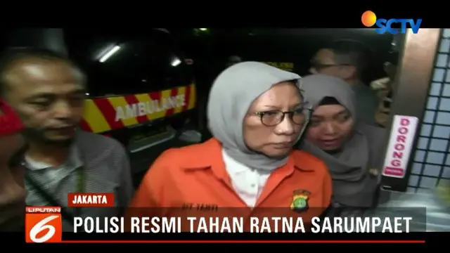 Dengan mengenakan rompi tahanan, Ratna Sarumpaet keluar dari ruang pemeriksaan Direktorat Reserse Kriminal Umum Polda Metro Jaya.