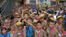 Para siswa bersorak-sorai di sebuah sekolah setelah tim sepak bola Thailand berhasil diselamatkan dari dalam gua di Chiang Rai, Thailand, Rabu (11/7). (AFP Photo/Tang Chhin Sothy)