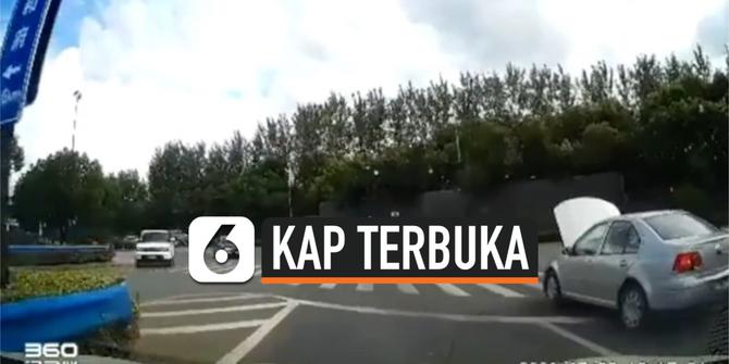 VIDEO: Mobil Melaju dengan Kap Mesin Terbuka di Jalan Raya