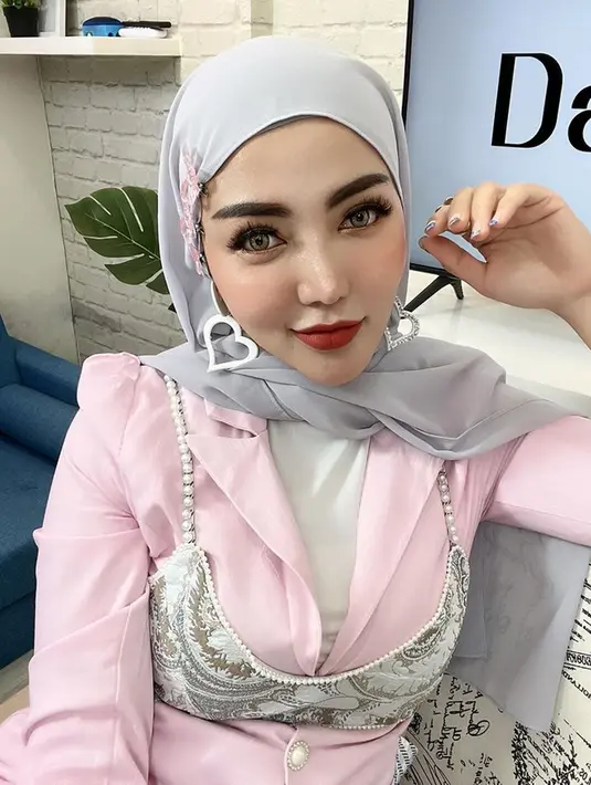 Begini gaya wanita asal Medan itu yang disebut bak ABG. Bagaimana tidak, Bella Shofie masih cocok mengenakan aksesoris seperti pita serta anting yang menambah kesan manis OOTD-nya yang serba pink ini. (Liputan6.com/IG/@bellashofie_rigan)