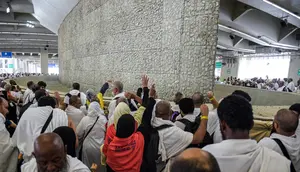 Suasana jemaah haji melempar jumrah di Mina, dekat kota suci Makkah, Arab Saudi (11/8/2019). Usai wukuf di Padang Arafah, jutaan jemaah haji melanjutkan lempar jumrah yang merupakan simbol perlawanan terhadap setan. (AFP Photo/Fethi Belaid)