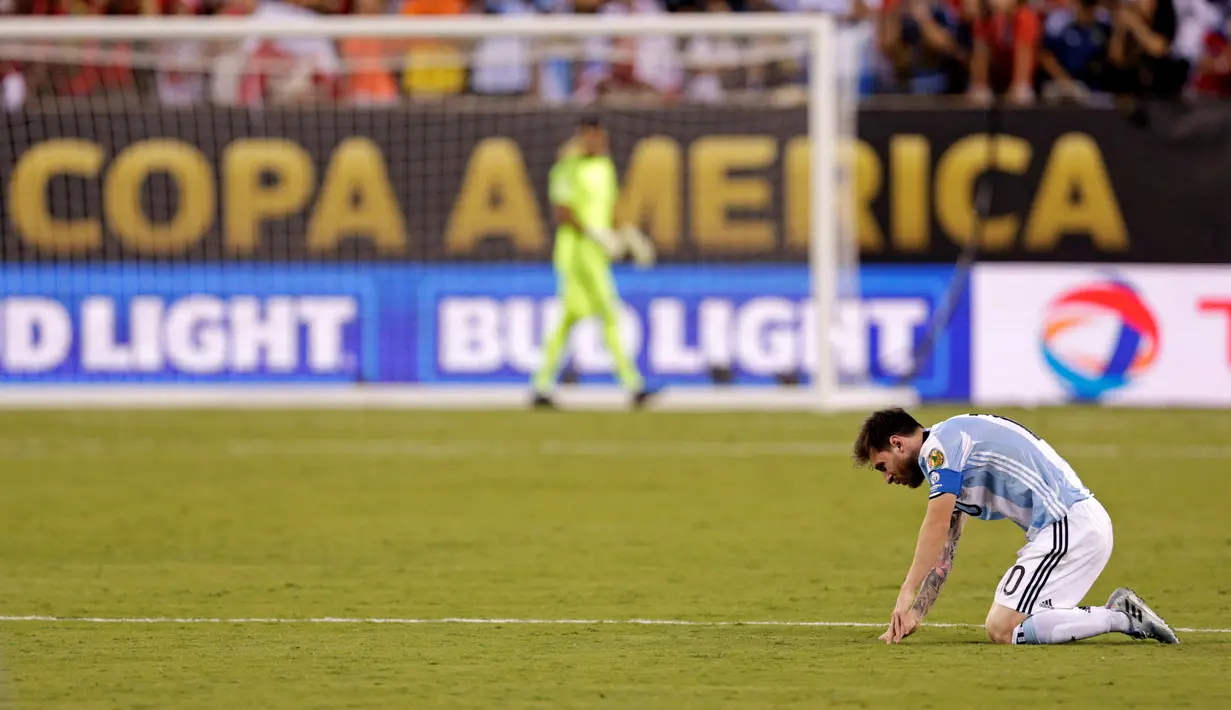 Reaksi Kapten Argentina, Lionel Messi usai negaranya kalah dari Cile, pada laga final Copa America Centenario 2016, di Stadion East Rutherford, New Jersey, Senin (27/6/2016) pagi WIB. Tim Tango takluk via adu penalti dengan skor 2-4. (Reuters/Adam Hunger)