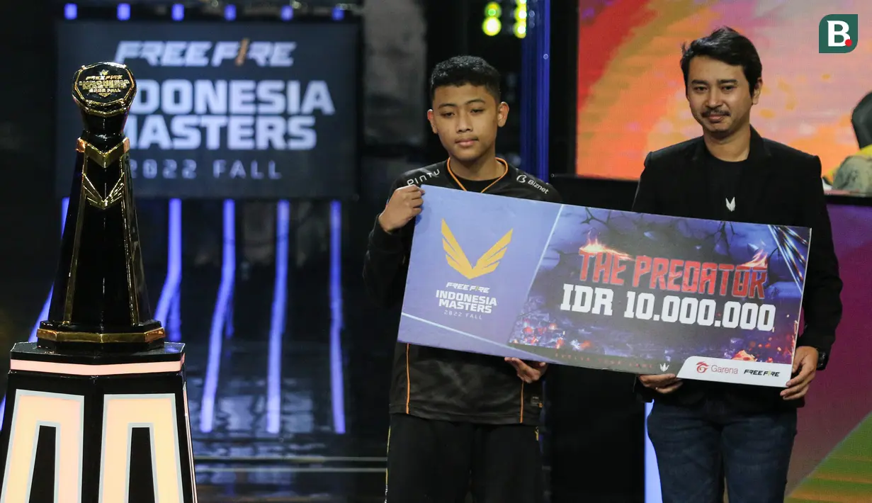 <p>Pemain tim RRQ Kazu, Aby Siliwangi Jaya Kusuma (Abay) terpilih menjadi Predator atau pemain terbaik saat grand final Free Fire Indonesia Masters 2022 Fall yang berlangsung di FFIM Stadium, Studio RCTI+, Kebon Jeruk, Jakarta, Minggu (23/10/2022). (Bola.com/Bagaskara Lazuardi)</p>