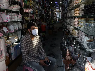 Seorang penjaga toko menunggu pelanggan di sebuah pasar di Kota Anantnag, sekitar 60 kilometer sebelah selatan Kota Srinagar, ibu kota musim panas Kashmir yang dikuasai India, pada 17 Agustus 2020. (Xinhua/Javed Dar)
