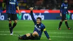 Javier Zanetti - Legenda Argentina ini begitu dihormati dengan kedewasaan yang ia tunjukan saat berlaga di lapangan. Iya kerap menebar senyuman baik terhadap kawan maupun lawannya. (AFP/Olivier Morin)