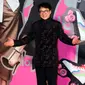 Aktor Hong Kong Jackie Chan berpose di karpet merah Hong Kong Film Awards di Hong Kong, (15/4). Hong Kong Film Awards digelar untuk yang ke 37 kalinya dan diberikan kepada insan perfilman. (AP Photo / Vincent Yu)