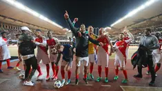 Pemain AS Monaco melakukan selebrasi usai berhasil menaklukkan Borussia Dortmund pada laga  leg kedua babak perempat final yang berlangsung di Stade Louis II, Rabu (19/4/2017). Skor berakhir untuk kemenangan AS Monaco 3-1. (AFP/Valery Hache)