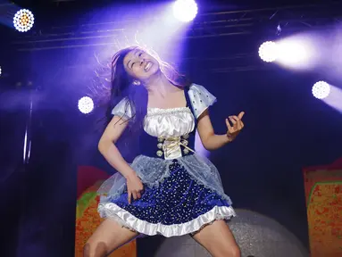 Nanami 'Seven Seas' Nagura dari Jepang tampil dalam Air Guitar World Championships di Oulu, Finlandia, (24/8). Di acara ini, peserta bergaya layaknya para gitaris hebat yang memainkan musik rock, blues, atau heavy metal. (AFP Photo/Lehtikuva/Eeva Riihelä)
