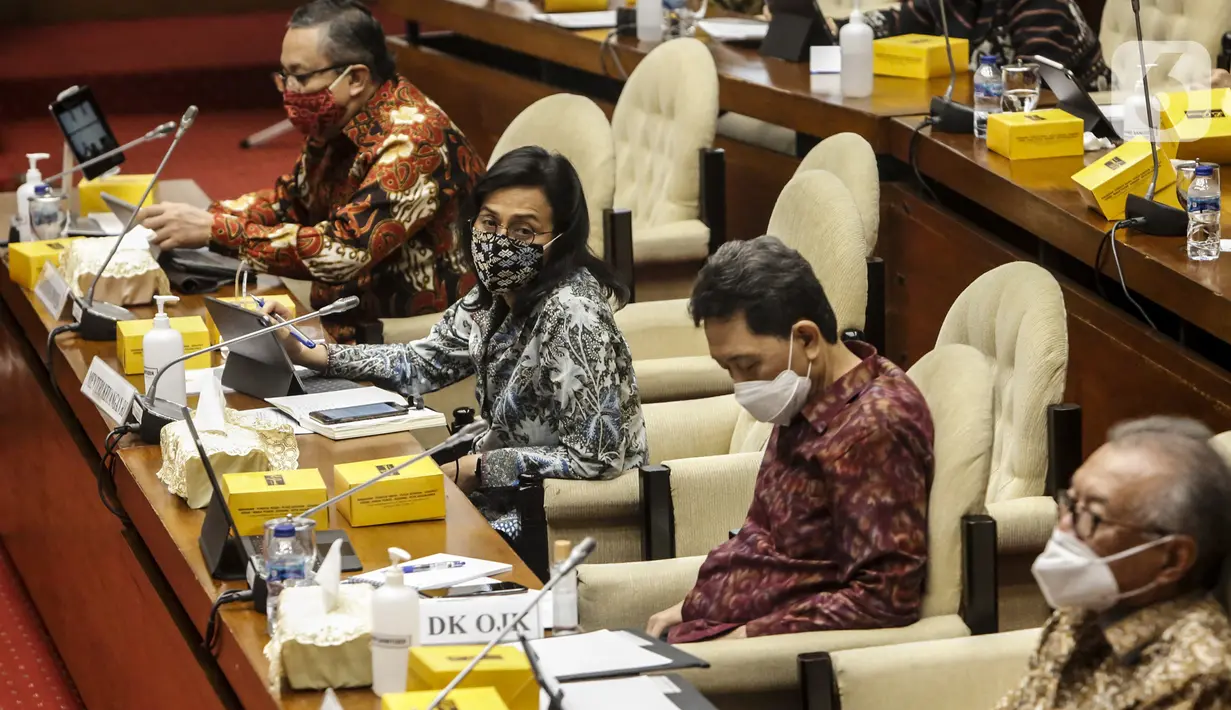Menteri Keuangan Sri Mulyani (kedua kiri), Gubernur Bank Indonesia Perry Warjiyo (kiri) dan Kepala Eksekutif Pengawas Perbankan OJK Heru Kristiyana (kedua kanan) saat rapat kerja dengan Komisi XI DPR di Kompleks Parlemen, Senayan, Jakarta, Senin (24/8/2020). (Liputan6.com/Johan Tallo)