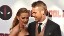 Aktor Ryan Reynolds bersama istrinya Blake Lively saat menghadiri pemutaran khusus "Deadpool 2" di AMC Loews Lincoln Square, New York (14/5). (AFP/Hector Retamal)