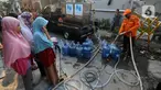 Petugas Badan Penanggulangan Bencana Daerah (BPBD) Tangerang Selatan mendistribusikan air bersih di kawasan Kranggan, Tangerang Selatan, Banten, Senin (9/10/2023). (merdeka.com/Arie Basuki)