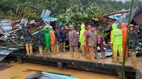 Tim penyelamat sedang memeriksa kerusakan akibat tanah longsor di Natuna, Kepulauan Riau (Kepri) dalam foto selebaran yang diambil dan dirilis pada 7 Maret 2023 oleh kantor Kementerian Komunikasi dan Informatika Natuna. Pemkab Natuna pada Selasa menetapkan status tanggap darurat bencana longsor selama 7 hari, mulai 6-12 Maret 2023. (HO / Natuna ministry of communication / AFP)