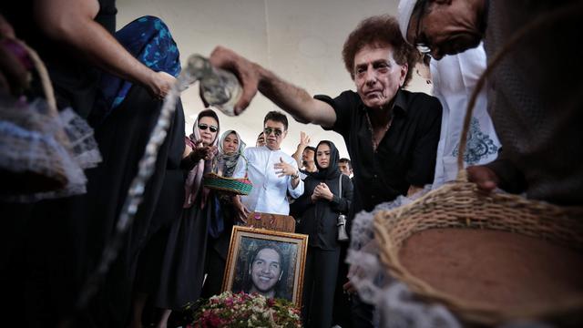 Achmad Albar menangis di pemakaman Faldy Albar (Liputan6.com/ Faizal Fanani)