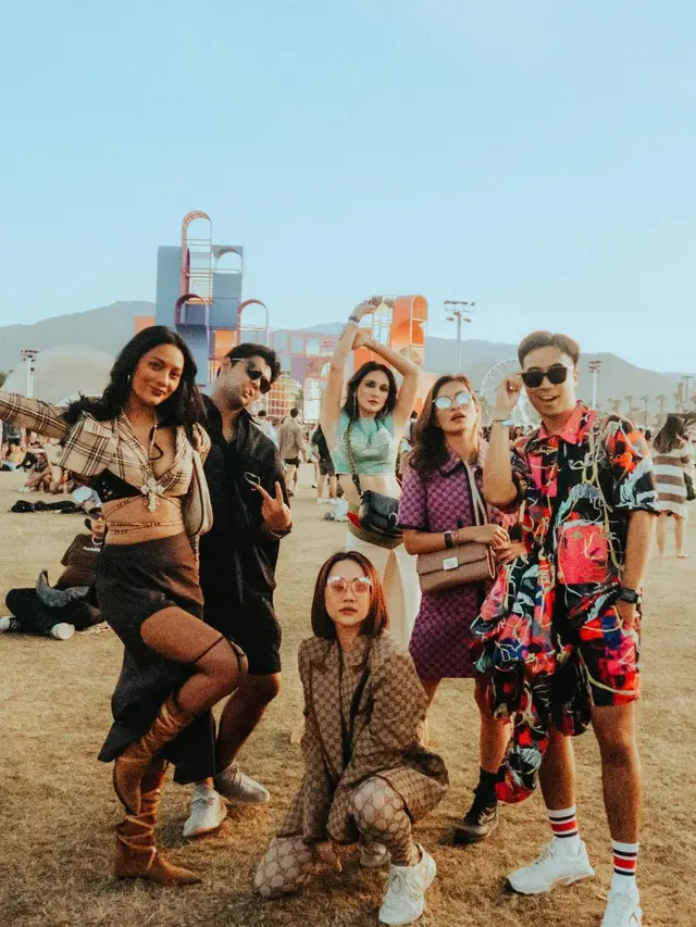 Potret Seru Vidi Aldiano Nonton Coachella Pakai Outfit Brand Lokal dan Tas Rp19jutaan