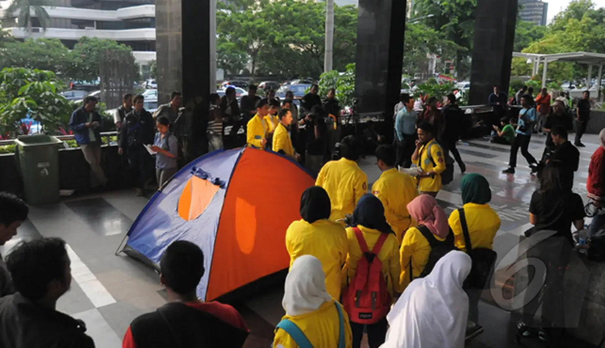Puluhan mahasiswa yang tergabung dalam Badan Eksekutif Mahasiswa Universitas Indonesia (BEM UI) menggelar aksi dengan mendirikan tenda di depan Kantor Komisi Pemberantasan Korupsi (KPK) Jakarta, Selasa (27/1/2015). (Liputan6.com/Herman Zakharia)