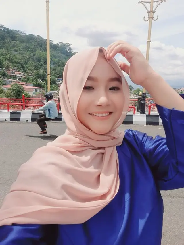 Minta Motor di Belakang Dihilangkan, 6 Hasil Edit Foto Cewek Ini Kocak