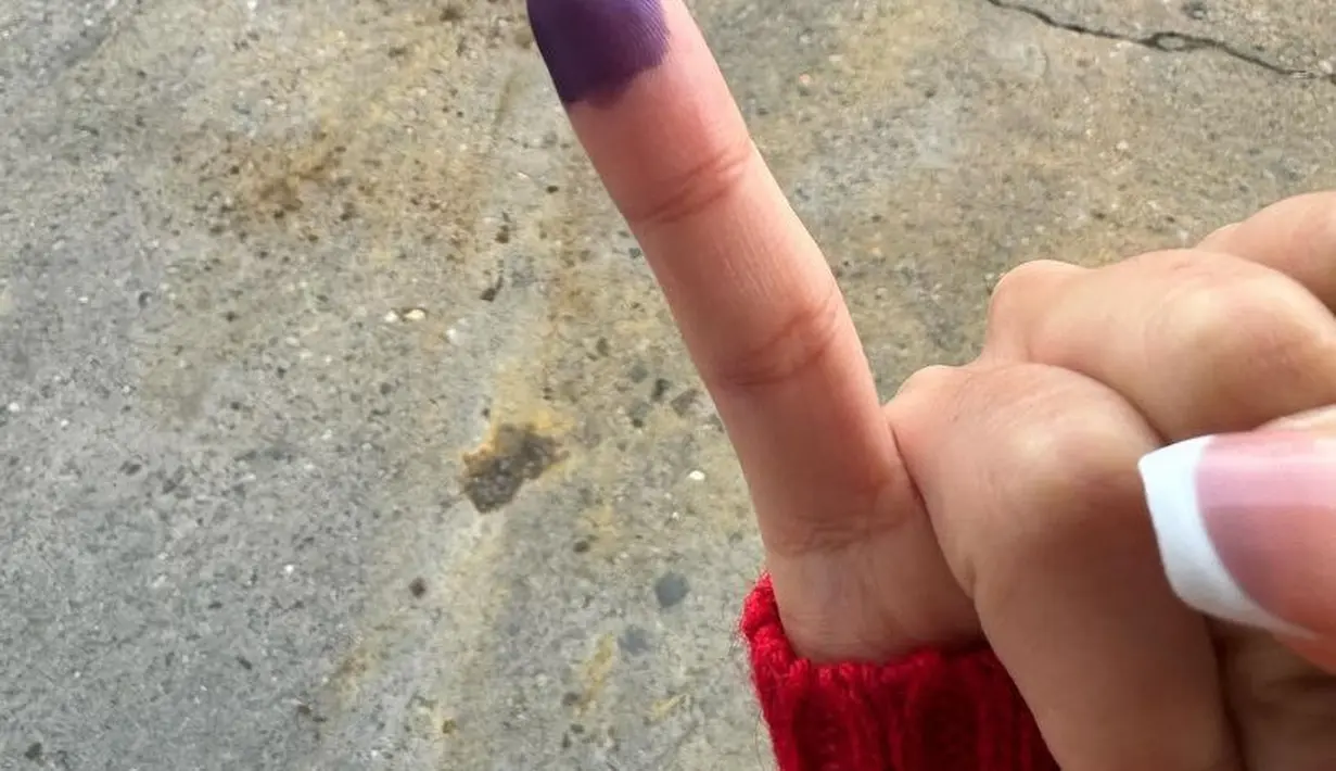 Ia pun memamerkan jarinya yang sudah dicelupkan tinta menandakan ia sudah menggunakan hak pilihnya. Tampak ia mengenakan kuteks putih di ujung kukunya.  [@natashawilona12]