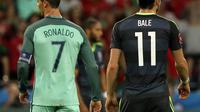 Cristiano Ronaldo (kiri) dan Gareth Bale, pada pertandingan semi final Piala Eropa 2016, di Stade de Lyon, Lyon (6/7/2016). Bale dan Ronaldo bersaing untuk meraih gelar pemain terbaik Eropa 2016.  (EPA/Abedin Taherkenareh)