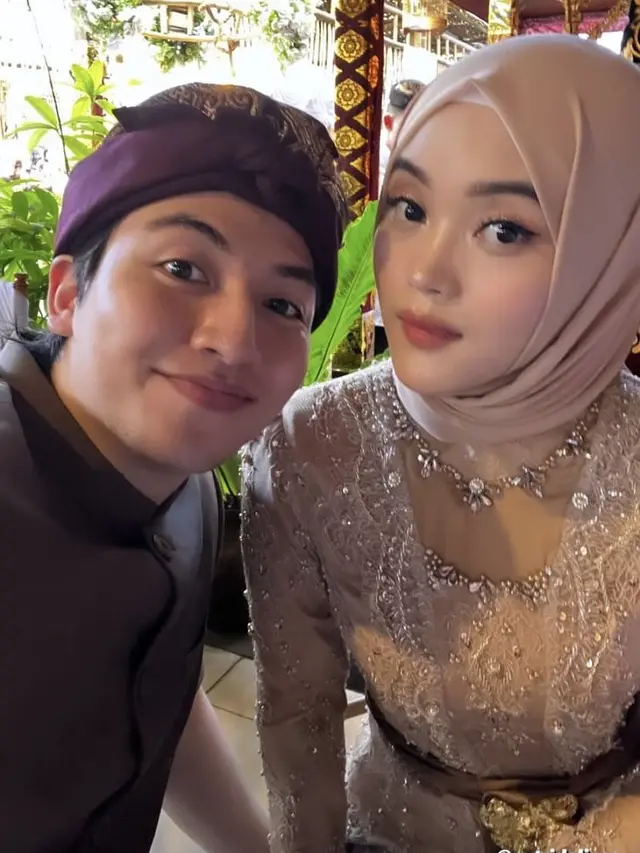 Putri Delina saat Antar Sang Kakak Rizky Febian Jalani Prosesi Adat Bali. [@jeffryreksaa]