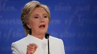 Capres AS dari Partai Demokrat, Hillary Clinton sebelum debat capres AS ketiga dan terakhir di University of Nevada, Las Vegas, Rabu (19/10). (REUTERS/Mark Ralston/Pool)