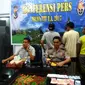 Seorang anggota DPRD Kota Kupang bersama tiga orang lainnya digerebek saat berjudi jenis kartu Samgong di Kelurahan Sikumana, Kecamatan Maulafa, Kota Kupang, NTT. (Liputan6.com/Ola Keda)