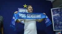 Pelatih baru PSIS Semarang, Ian Andrew Gillan ketika diperkenalkan kepada awak media di Semarang, Selasa (5/10/2021).