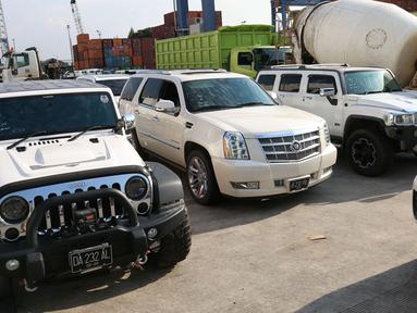 Mobil mewah sitaan KPK dari Bupati Hulu Sungai Tengah (HST) nonaktif Abdul Latif tiba di Pelabuhan Tanjung Priok, Jakarta, Senin (19/3). Kendaraan itu diduga hasil gratifikasi dan TPPU yang menjerat Abdul Latif. (Liputan6.com/Angga Yuniar)