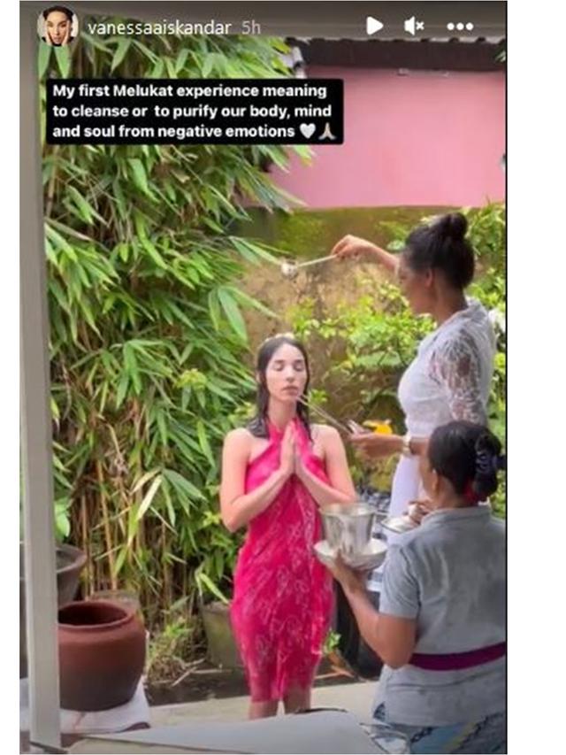 6 Momen Jessica Iskandar dan Keluarga Jalani Melukat, Hargai Budaya Setempat