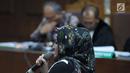 Istri Setya Novanto, Deisti Astriani Tagor saat menjadi saksi pada sidang perkara merintangi penyidikan dugaan korupsi E-KTP dengan terdakwa Bimanesh Sutarjo di Pengadilan Tipikor, Jakarta, Senin (16/4). (Liputan6.com/Helmi Fithriansyah)