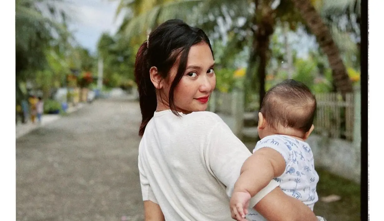 Indah Permatasari menikmati momen liburan keluarga ke Wakatobi. Indah jalan-jalan ke Wakatobi dalam rangka sekalian ke kampung halaman suami, Arie Kriting di Baubau. Di sana, Indah menikmati suasana Wakatobi dengan menggendong sang buah hati. (Liputan6.com/IG/indahpermatas)
