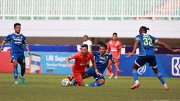 Pemain Borneo FC, Matheus Pato (kiri) berebut bola dengan pemain Persib Bandung, Dedi Kusnandar dalam pertandingan lanjutan BRI Liga 1 2022/2023 yang berlangsung di Stadion Pakansari, Bogor, Kamis (26/1/2023). (Bola.com/Ikhwan Yanuar)