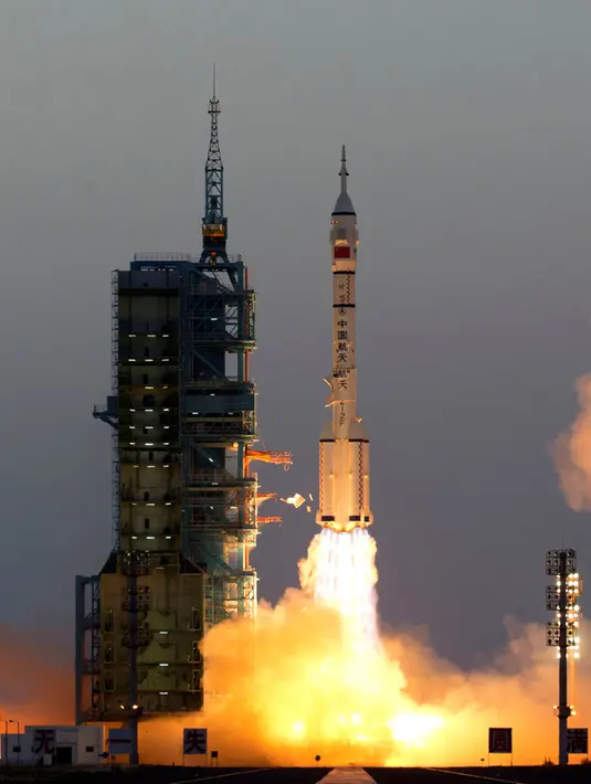 Shenzhou 11 pembawa roket Long March-2F lepas landas dari Pusat Peluncuran Satelit Jiuquan, Gansu, Tiongkok, (17/10). Peluncuran ini sebagai persiapan untuk memulai operasi dengan fasilitas penuh enam tahun dari sekarang. (China Daily/via REUTERS)