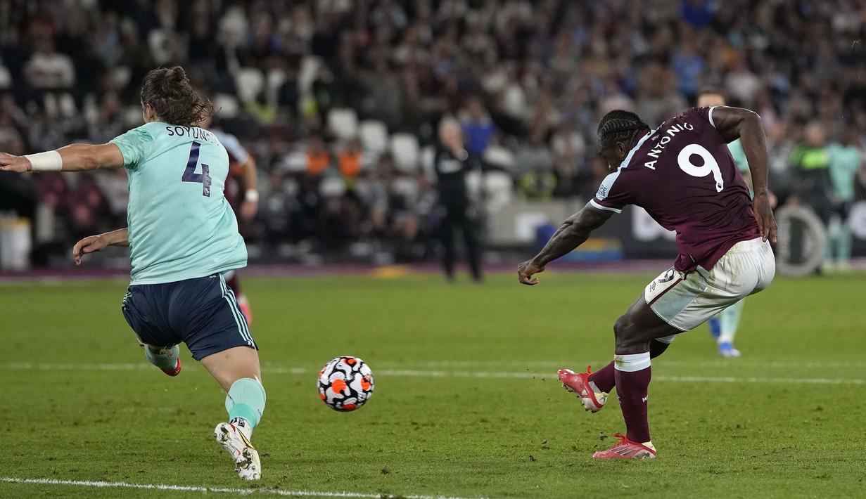 Michail Antonio tercatat telah mencetak empat gol dan tiga assist untuk West Ham United hingga pekan ketiga ini. Ia berhasil mencetak sejarah mengikuti jejak Thierry Henry dan Didier Drogba. (Foto: AP/Alastair Grant)